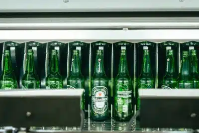 Heineken Responde Queda em Vendas com Cortes e Foco em Mercados de Crescimento!