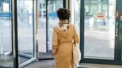 Mulheres abandonam mercado de trabalho americano em massa – crise exposta!