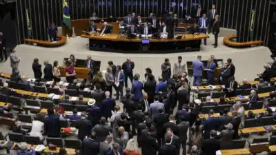 Deputados Aprovam Bônus Surpreendentes para Funcionários da Câmara!