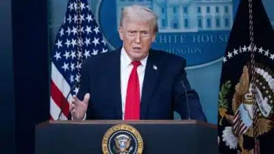 Trump ataca Suprema Corte e anuncia novas tarifas “terríveis” para o mundo!