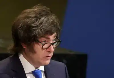 Reforma Trabalhista de Milei Aprovada no Congresso Argentino Após Debate Tenso