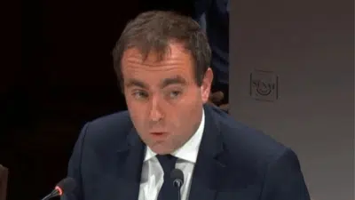 Primeiro-Ministro Lecornu Evita Queda em Impasse Político de 33 Dias