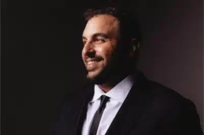 Ex-Analista de M&A Cria Negócio Multimilionário de Conteúdo Digital em 2026