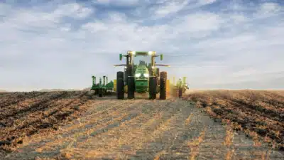 Deere Anuncia Queda no Lucro, Mas Crescimento Surpreendente na Receita!