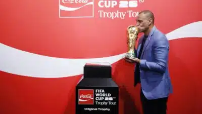 Coca-Cola e FIFA chocam o mundo: Troféu da Copa do Mundo em tour épico!