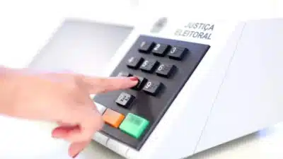Urnas Eletrônicas: Confiança Dividida Revelada em Novo Levantamento Político!