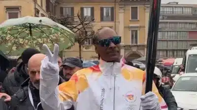 Snoop Dogg Surpreende no Revésamento da Tocha Olímpica em Milão!