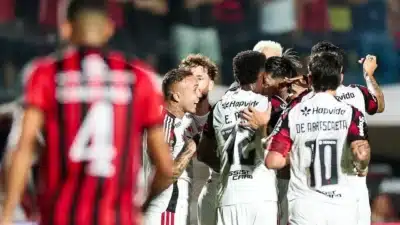 Flamengo Domina no Barradão e Vence Vitória em Jogo Tenso!