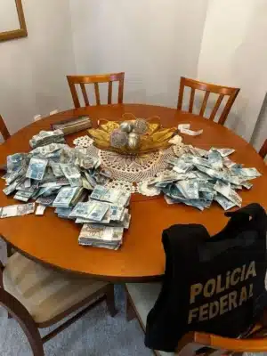 Polícia Federal flagra homem recolhendo dinheiro em Balneário Camboriú na Operação Barco de Papel!