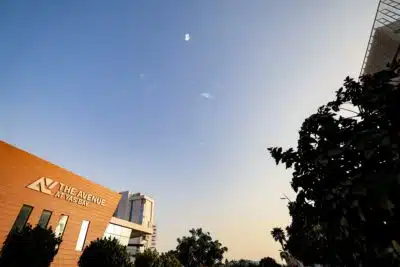 Abu Dhabi em Alerta: Morte e Explosões no Aeroporto Zayed em Meio à Crise Regional