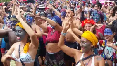 Blocos de Rua em Belo Horizonte prometem Carnaval explosivo com agito e samba!