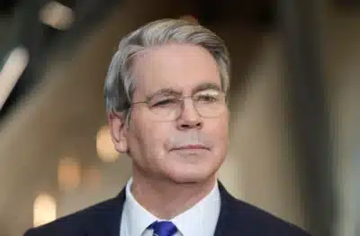 Scott Bessent Evita Perguntas Cruciais no Congresso e Surpreende Especialistas