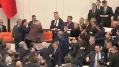 Akın Gürlek enfrenta turbulência na posse: caos no Parlamento e acusações chocantes!