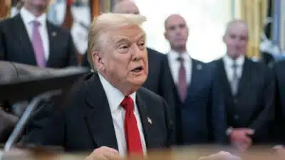 Trump ataca Suprema Corte e anuncia novas tarifas em choque com a Justiça!