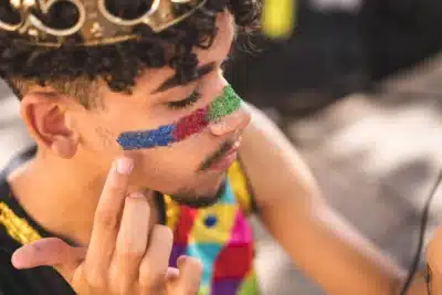 Glitter e Maquiagem: Proteja Sua Pele e Evite Problemas no Carnaval 2026!
