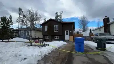 Tumbler Ridge em Luto: Ataque Trágico Causa Morte de 8 Pessoas e Luto Nacional!