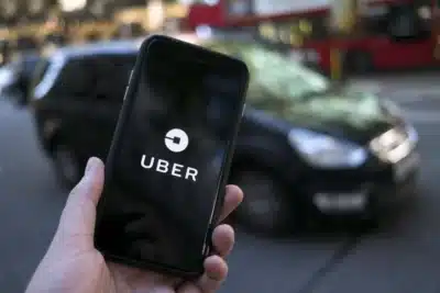 Uber Acusada: Passageiro Recebe R$4 Mil por Objetos Perdidos em Viagem!
