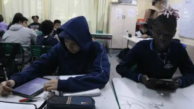 Adolescentes Sentem Medo e Silêncio nas Escolas: Pesquisa Revela Preocupações e Bullying