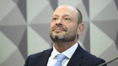 INSS Cancela Acordo com Banco Master: Crise de Contratos e Investigações na CPMI!