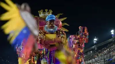 Rio de Janeiro em Festa: Portela, Beija-Flor e as Escolas Mirando o Troféu do Carnaval 2026!