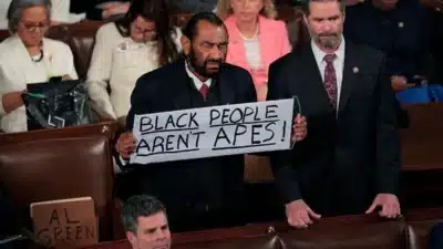 Al Green provoca tumulto no plenário da Câmara durante o discurso de Trump!