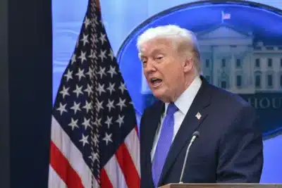 Trump enfrenta turbulência: Discurso da União e desafios eleitorais em 2026!