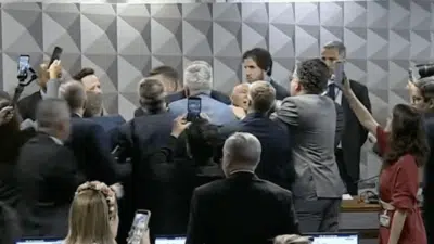 Crise no INSS: Aprovação Polêmica e Confronto que Abalam Governo em 2026