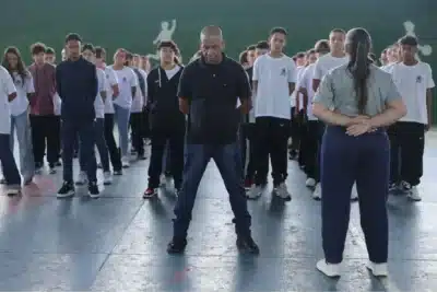 Justiça Suspende Normas de Cabelo e Vestimenta em Escolas Cívico-Militares!