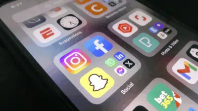 Espanha Proíbe Adolescentes em Redes Sociais: Medida Ousada e Impacto Global!