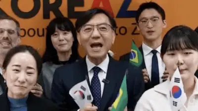 Lula recebe presente musical de embaixador sul-coreano em visita oficial à Coreia do Sul