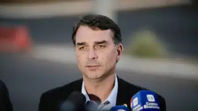 Flávio Bolsonaro defende investimento em ciência após perda de patente crucial