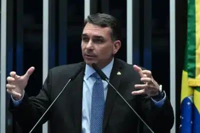 Senador Acusa “Partido dos Traficantes” e Justiça Suspende Remoção Urgente