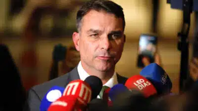 Flávio Bolsonaro Acusa Governo de Apoiar Terroristas e Promete Aliança com Israel em 2027!