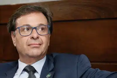 Ex-Ministro em Ação Surpresa: Adesivos e Crise Política em 2026!