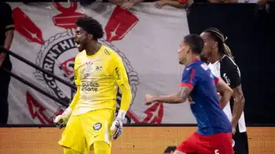 Corinthians Empata por 2 a 0 Contra Bragantino: Souza Iguala Recorde Histórico com Defesa Decisiva!