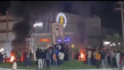 Irã em choque: Milhares de iranianos homenageiam Khamenei e reagem à tensão global!