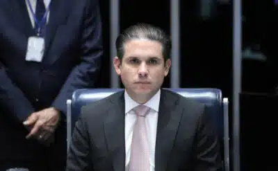 Hugo Motta Busca Reduzir Jornada de Trabalho e Impactar Eleições 2026