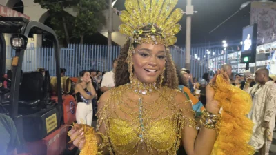 Unidas da Tijuca Elevam Homenagem a Carolina Maria de Jesus em Desfile Impactante