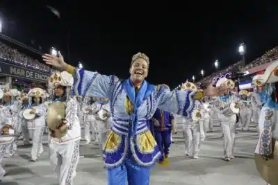 Helen Maria Simão celebra Laísa Lima, primeira líder feminina na Sapucaí em 2026!