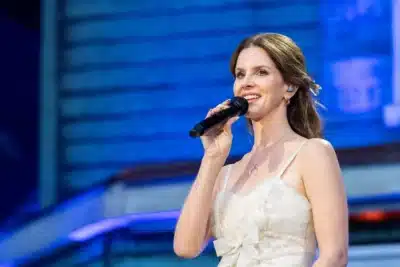 Lana Del Rey Surpreende com “White Feather Hawk Tail Deer Hunter” – Nova Obra Promete!