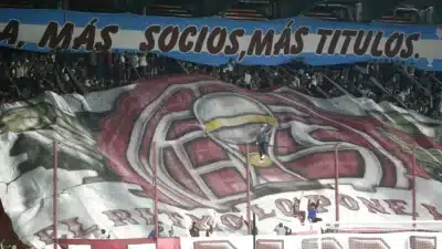 Greve Miléi Paralisa Futebol Argentino: Clássico River-Boca em Lanús e Incódigos no Calendário!