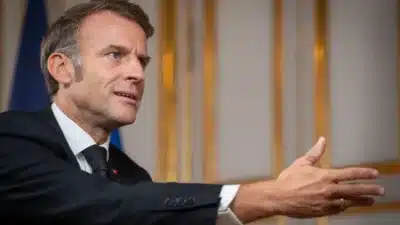 Macron Urge Despertar Europeu: Nova Estratégia para Competir com EUA e Mercosul
