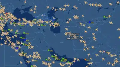 Bombardeio em Khamenei causa crise global: voos cancelados e espaço aéreo em alerta!
