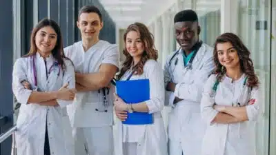 Médicos Especialistas Ganham Bolsa de R$ 10 Mil! Vagas do SUS Abertas em 2026!