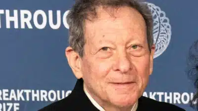 Thomas Pritzker Renuncia à Hyatt Após Escândalo Epstein e Conexões Reveladas!