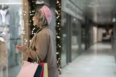 Varejistas de pequeno porte investem em IA para revolucionar a experiência de compra!