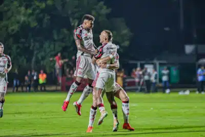 Flamengo fatima vitória dramática no Barradão e reacende esperanças!