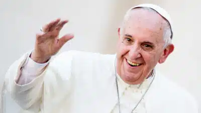 Steve Bannon e Jeffrey Epstein em plano secreto para minar Papa Francisco?