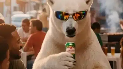 Urso Polar da Coca-Cola se Apaixona por Brasil e Guaraná Antártica: Drama e Humor!