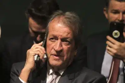 Flávio Bolsonaro Busca Alianças Centrovideiras: PL Enfatiza Estratégia para 2026